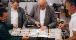 Sociālajos tīklos vēstot par "Apvienotā saraksta" vizīti Kurzemē, tostarp uzņēmumā "Liepājas papīrs", publicēta arī fotogrāfija, kurā redzams premjers Andris Kulbergs ar partijas aģitācijas materiāliem.