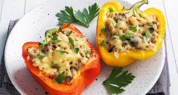 Ar gailenēm un biezpienu pildīta paprika.