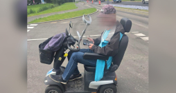 Reibumā pieķertais elektriskā ratiņkrēsla vadītājs.