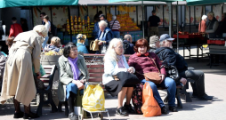 Latvijā pavisam ir 439 597 vecuma pensijas saņēmēji. No tiem 378 068 cilvēkiem (86%) pensijas lielums ir līdz 1000 eiro, 44 835 pensionāri (10%) mēnesī saņem 1000–1500 eiro, bet 16 694 seniori (4%) saņem pensiju, kas lielāka par 1500 eiro. Latvijā pavisam ir 439 597 vecuma pensijas saņēmēji. No tiem 378 068 cilvēkiem (86%) pensijas lielums ir līdz 1000 eiro, 44 835 pensionāri (10%) mēnesī saņem 1000–1500 eiro, bet 16 694 seniori (4%) saņem pensiju, kas lielāka par 1500 eiro.