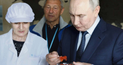 Krievijas vadonis Vladimirs Putins Iturupas salā apmeklē zivju pārstrādes uzņēmumu.