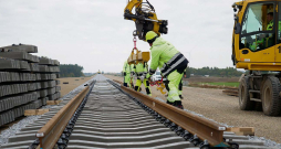 Lietuvai ar “Rail Baltica” sliežu ceļa izbūvi sokas krietni labāk nekā Latvijai. Attēlā: sliežu ceļa izbūves sākums Jonavas rajonā pagājušā gada rudenī. 