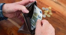 Ja strādājošiem pensionāriem pensija tiek pārrēķināta automātiski, tad kādēļ automātiski nevar pārrēķināt un atmaksāt arī pārmaksātās Valsts sociālās apdrošināšanas iemaksas, kādas veidojas strādājošiem pensionāriem?