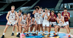Latvijas U-16 vīriešu basketbola izlase pēc uzvaras pār Grieķijas sportistiem. Latvijas U-16 vīriešu basketbola izlase pēc uzvaras pār Grieķijas sportistiem.