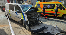 Rīgā, Bruņinieku un Avotu ielas krustojumā, piektdienas vakarā sadūrušās vairākas automašīnas, tostarp Valsts policijas automašīna un SIA "Rīgas satiksme" trolejbuss.