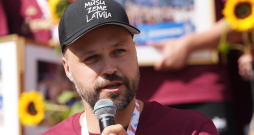 Latvijas U16 basketbola izlases galvenais treneris Edijs Šlesers sagaidīšanas pasākumā pie Daugavas Sporta nama pēc atgriešanās no Rumānijas, kur komanda izcīnīja Eiropas čempionu titulu, finālā pārspējot Francijas izlasi. Latvijas U16 basketbola izlases galvenais treneris Edijs Šlesers sagaidīšanas pasākumā pie Daugavas Sporta nama pēc atgriešanās no Rumānijas, kur komanda izcīnīja Eiropas čempionu titulu, finālā pārspējot Francijas izlasi.