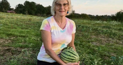 "Mums ir bijuši 7–8 kilogramus smagi eksemplāri, taču šobrīd uz lauka nevienu tik lielu atrast nevar. Arbūzi ir 2–3 kilogramus smagi, ne vairāk," secina Bauskas novada Viesturu pagasta piemājas saimniecības "Padegas" saimniece Sandra Icaka. "Mums ir bijuši 7–8 kilogramus smagi eksemplāri, taču šobrīd uz lauka nevienu tik lielu atrast nevar. Arbūzi ir 2–3 kilogramus smagi, ne vairāk," secina Bauskas novada Viesturu pagasta piemājas saimniecības "Padegas" saimniece Sandra Icaka.