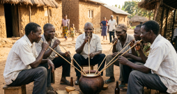 Ugandā iecienītas ir “malwa” tirgotavas, kur pasniedz mājas alus, brūvētu no prosas un sorgo. Tā baudīšana ir sociāls rituāls, un lielai daļai tas sākas jau no rīta. Ilustratīvs attēls. Ugandā iecienītas ir “malwa” tirgotavas, kur pasniedz mājas alus, brūvētu no prosas un sorgo. Tā baudīšana ir sociāls rituāls, un lielai daļai tas sākas jau no rīta. Ilustratīvs attēls.