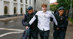 Pie Krievijas Augstākās tiesas policija aiztur "Jabloko" atbalstītāju. Pie Krievijas Augstākās tiesas policija aiztur "Jabloko" atbalstītāju.