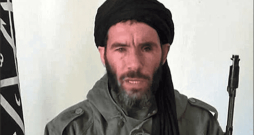 Nedatētā videokadra uzņēmumā, ko publicējusi Mauritānijas ziņu aģentūra ANI, redzams bijušais islāmistu grupējuma "Al Qaeda islāma Magribā" (AQIM) līderis Mohtars Belmohtars (Mokhtar Belmokhtar) kādā nezināmā vietā. 