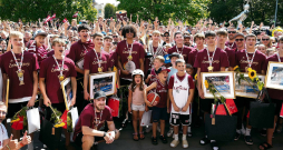 Vēl pirms divām nedēļām par šo komandu zināja tikai pašmāju basketbola aprindās, bet nu tā izpelnījusies ovācijas un komplimentus no daudz plašākas sabiedrības – Latvijas U-16 izlase no Eiropas čempionāta Rumānijā atgriezusies ar zelta godalgām. Šis ir Latvijas otrais čempionu kauss klasiskajā basketbolā kopš tā dēvētās sapņu komandas triumfa pirmajās Eiropas pieaugušo meistarsacīkstēs 1935. gadā. Attēlā: Latvijas U-16 basketbolistus svētdien svinīgā pasākumā Rīgā pie Daugavas sporta nama sagaidīja tuvinieki un līdzjutēji. Vēl pirms divām nedēļām par šo komandu zināja tikai pašmāju basketbola aprindās, bet nu tā izpelnījusies ovācijas un komplimentus no daudz plašākas sabiedrības – Latvijas U-16 izlase no Eiropas čempionāta Rumānijā atgriezusies ar zelta godalgām. Šis ir Latvijas otrais čempionu kauss klasiskajā basketbolā kopš tā dēvētās sapņu komandas triumfa pirmajās Eiropas pieaugušo meistarsacīkstēs 1935. gadā. Attēlā: Latvijas U-16 basketbolistus svētdien svinīgā pasākumā Rīgā pie Daugavas sporta nama sagaidīja tuvinieki un līdzjutēji.