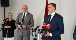 Vārdi "Kulbergs teica", "Dombrava darīja" izskan apstiprinoši, nesatricināmi un uzliek ticamības zīmogu jebkam notiekošajam. 