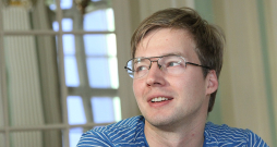 Režisors Kārlis Krūmiņš: "Šekspīra lugās ietvertās tēmas ir aktuālas jau gadsimtiem ilgi, un viņa tekstiem joprojām ir ārkārtīgi liela nozīme arī laikmetīgajā teātrī."