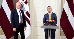 Valsts prezidents Edgars Rinkēvičs (no labās) un Ministru prezidents Andris Kulbergs Rīgas pilī.
