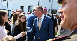 Valsts prezidents Edgars Rinkēvičs (centrā) piedalās Vissvētākās Jaunavas Marijas debesīs uzņemšanas svētku galvenajā Svētajā Misē Aglonā. Valsts prezidents Edgars Rinkēvičs (centrā) piedalās Vissvētākās Jaunavas Marijas debesīs uzņemšanas svētku galvenajā Svētajā Misē Aglonā.