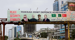 Saūda Arābijas, Turcijas un Pakistānas savstarpējo aizsardzības līgumu slavinošs plakāts Pakistānas ekonomiskā centra lielpilsētas Karači ielās. 