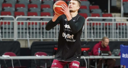Krišs Helmanis pievienojies Buenosairesas "Boca Juniors" organizācijai, kas pasaulē slavena ar vienu no labākajiem Dienvidamerikas futbola klubiem, bet tās paspārnē ir arī basketbola vienība. Iepriekšējā sezonā groza bumbas meistari uzvarēja Amerikas Čempionu līgā, vietējās meistarsacīkstēs samierinoties vien ar ceturto vietu. 