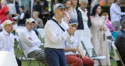 Festivāla "Draugu lokā" dalībnieki VSAC "Rīga" filiāles "Jugla" parkā.