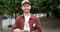 "Spilgts piemērs, cik strauji politiķi rauj augšā sociālās labklājības lifts, ir progresīvais Šuvajevs, kurš iepriekš dzīvojis no rokas mutē, pārtikdams no nelieliem honorāriem un gabaldarbiem, kā parlamentāris ir nonācis gada atalgojuma simttūkstošnieku klubā, un nu kreisais zocialists ir bagāts vīrs".