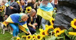 Atbalsta gājiena "Saulespuķu ceļš" dalībnieki noliek ziedus pie Tara Ševčenko pieminekļa 2025. gada 24. augustā.