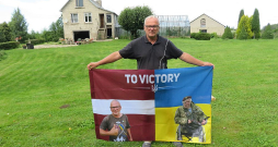 "Cenšos runāt, stāstīt, ko esmu redzējis un piedzīvojis Ukrainā, esmu vairākas reizes bijis arī frontē," saka Aigars Stonis, pārliecinot cilvēkus, ka Ukrainai jāpalīdz. "Cenšos runāt, stāstīt, ko esmu redzējis un piedzīvojis Ukrainā, esmu vairākas reizes bijis arī frontē," saka Aigars Stonis, pārliecinot cilvēkus, ka Ukrainai jāpalīdz.