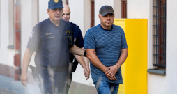 Horvātijas policisti 2026. gada 20. augustā pavada Ukrainas pilsoni Volodimiru Žuravļovu (centrā), profesionālu nirēju, kurš tiek turēts aizdomās par saistību ar 2022. gadā notikušo gāzesvadu “Nord Stream” sabotāžu, uz Pulas apgabaltiesu Horvātijā. Žuravļovs tika aizturēts 19. augustā Horvātijā aizdomās par līdzdalību “Nord Stream” gāzesvadu, kas savieno Krieviju un Vāciju, spridzināšanā 2022. gadā. Vācijas Federālā ģenerālprokuratūra paziņoja, ka Žuravļovs, kurš ir apmācīts nirējs, aizturēts Pulā un tiek “pamatoti turēts aizdomās par kopīgu sprādzienu izraisīšanu”.