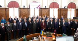 Augstākās padomes deputāti fotografējas kopbildei Saeimas svinīgajā sēdē Latvijas Republikas Neatkarības atjaunošanas 35. gadadienā.