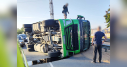Avarējušais kravas auto.