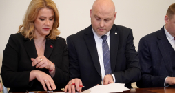 Līdzšinējā Ministru prezidente Evika Siliņa un Ministru prezidenta amata kandidāts Andris Kulbergs Saeimas nama Viesu zālē. Līdzšinējā Ministru prezidente Evika Siliņa un Ministru prezidenta amata kandidāts Andris Kulbergs Saeimas nama Viesu zālē.