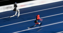 Ķīnas robots 100 metros pārspēj Useina Bolta rekordu. Ķīnas robots 100 metros pārspēj Useina Bolta rekordu.