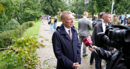 Valsts prezidents Edgars Rinkēvičs (no kreisās) atbild uz žurnālistu jautājumiem Zemessardzes 35. gadadienas svinīgās ceremonijas laikā pie Brīvības pieminekļa. Valsts prezidents Edgars Rinkēvičs (no kreisās) atbild uz žurnālistu jautājumiem Zemessardzes 35. gadadienas svinīgās ceremonijas laikā pie Brīvības pieminekļa.