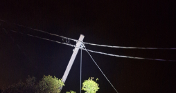 "Sadales tīkls" strādā pie vētras izraisīto elektrotīkla bojājumu novēršanas.