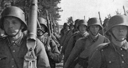 Latvijas armijas karavīri pārgājienā 30. gadu beigās. Pēc armijas vadības aprēķiniem, uzbrukuma gadījumā munīcijas pietiktu ap divu nedēļu karadarbībai.