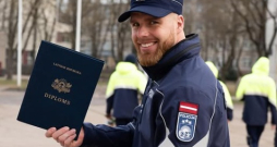Kamaniņu braucējs Kristers Aparjods šā gada aprīlī absolvējis Valsts policijas koledžu. Kamaniņu braucējs Kristers Aparjods šā gada aprīlī absolvējis Valsts policijas koledžu.
