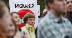 Pētījumu centrs SKDS pagājušā gada novembrī veicis rīdzinieku aptauju par viņu attieksmi pret migrantiem un migrācijas radītajiem riskiem, un secināts, ka 57% no aptaujātajiem satrauc iespējamais noziedzības pieaugums. Attēlā: pikets Rīgā pret imigrāciju 2015. gadā.