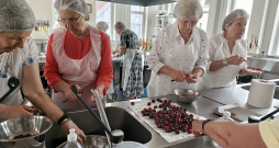 Biedrība "Kuldīgas Senioru skola" ir viena no aktīvajām organizācijām, kas veicina senioru sociālo iesaisti, līdzdalību vietējās kopienas dzīvē un jaunu prasmju apguvi. Attēlā: Kuldīgas Senioru skolas dalībnieces projektā "Kulinārais stāstu klubs" mācās jaunas receptes un prasmi sadarboties.