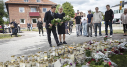 Zviedrijas premjers Ulfs Kristersons un parlamentārās opozīcijas līdere, sociāldemokrātu partijas priekšsēdētāja Magdalena Andersone improvizētajā memoriālā pie Fāgeštas vidusskolas.