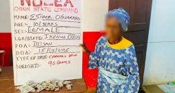 Estere Ogunmabo ugunsgrēkā zaudēja savu mazo biznesu un sāka tirgot “zālīti”.
Estere Ogunmabo ugunsgrēkā zaudēja savu mazo biznesu un sāka tirgot “zālīti”.