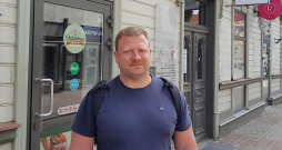 Jānis Rupeiks pie kebabnīcas Liepājā – tās darbinieks vēlējās iepazīties ar viņa 11 gadus veco meitu.