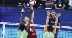 Latvijas izlases uzbrukuma līdere Marta Levinska pret Slovēnijas izlases bloku. Levinska šajā mačā guva 17 punktus. Latvijas izlases uzbrukuma līdere Marta Levinska pret Slovēnijas izlases bloku. Levinska šajā mačā guva 17 punktus.
