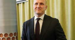 "Wolfram Europe" valdes priekšsēdētājs Magnuss Valdemārs Sārs preses konferencē Jēkabpilī. "Wolfram Europe" valdes priekšsēdētājs Magnuss Valdemārs Sārs preses konferencē Jēkabpilī.
