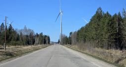 Šogad septembrī paredzēts nodot ekspluatācijā vēja parku "Laflora" Kaigu purvā, bet 2027. gada pirmajā pusē – vēja parku Pienavā Tukuma novadā, tad arī gaidāmi pirmie kompensāciju maksājumi iedzīvotājiem un pašvaldībām, kas dzīvo parku tuvumā. Šogad septembrī paredzēts nodot ekspluatācijā vēja parku "Laflora" Kaigu purvā, bet 2027. gada pirmajā pusē – vēja parku Pienavā Tukuma novadā, tad arī gaidāmi pirmie kompensāciju maksājumi iedzīvotājiem un pašvaldībām, kas dzīvo parku tuvumā.