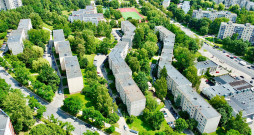 Daudzdzīvokļu namu pagalmiem piemērojamas dzīvojamās zonas prasības.