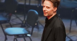 Sitaminstrumentālists Kaspars Kurdeko šogad saņēma Lielo Mūzikas balvu "Par izcilu sniegumu džezā". Arī koncertā "M/Darbnīcā" viņš spēja uzņemties iniciatīvu un izcēlās ar izteiksmes līdzekļu bagātīgumu un spēles plastiku. 
