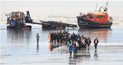 Šis foto no Kentas grāfistes ir jau vēsture. Tagad migranti pa ūdensceļiem vienā piegājienā ierodas Apvienotajā Karalistē daudz lielākā skaitā. Šis foto no Kentas grāfistes ir jau vēsture. Tagad migranti pa ūdensceļiem vienā piegājienā ierodas Apvienotajā Karalistē daudz lielākā skaitā.