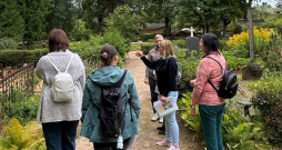 Smiltenes pilsētas kapos augustā notikusi notika ekskursija "Ievērojamo smilteniešu atdusas vietas un dzīves stāsti". Kapu tūrisms pamazām attīstās.
Smiltenes pilsētas kapos augustā notikusi notika ekskursija "Ievērojamo smilteniešu atdusas vietas un dzīves stāsti". Kapu tūrisms pamazām attīstās.