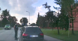 Pašvaldības policists runā ar noķerto dzērājšoferi. Pašvaldības policists runā ar noķerto dzērājšoferi.