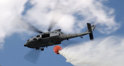 Smiltenes novadā trenējas dzēst plašu meža ugunsgrēku ar NBS helikopteru.