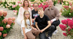 Ošiņu ģimene Neretas hortenziju dārzā. Priekšā (no kreisās) Paula un Artūrs, aizmugurē Indra, Egita, Alise. Vecākie dēli Markuss un Valters jau prom no skolas sola. Indra Ošiņa stāsta, ka dažkārt apkārtējie cilvēki slavējot, ka bērni vienmēr saposti un smaidīgi: "Un tad man ir milzīgs gandarījums, grūtības un sliktais piemirstas."