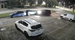 Video redzams, kā melnas krāsas “Hyundai Santa Fe”  ietriecas stāvēšanai novietotā apvidus automašīnā.